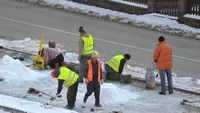 Imagini de cascadorii râsului dintr-o localitate din România! Muncitorii au pus pavele la 0 grade, topind gheaţa cu butelia de gaz!