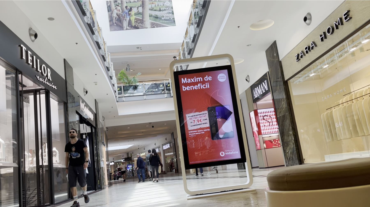 Dani Oțil caută oportunități de "investiții" la mall (Foto: CANCAN.RO)