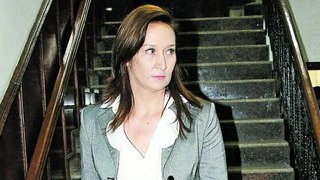 Anca Radu, fosta iubita a lui Dan Pasat, sustine ca a trait un calvar in ultimii trei ani. Tatal lui zicea ca mi-ar scoate dintii din gura