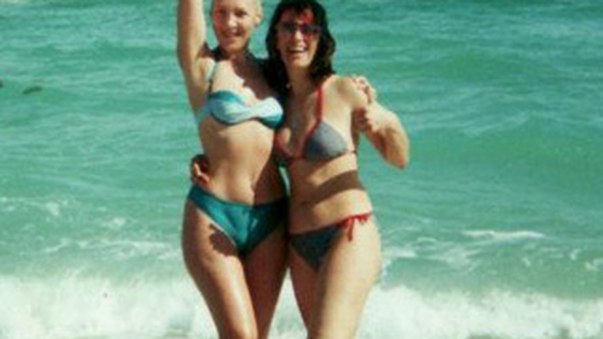 Silvia Dumitrescu a postat cea mai frumoasa amintire cu Laura Stoica! Vezi o fotografie-document cu cele doua, in costum de baie