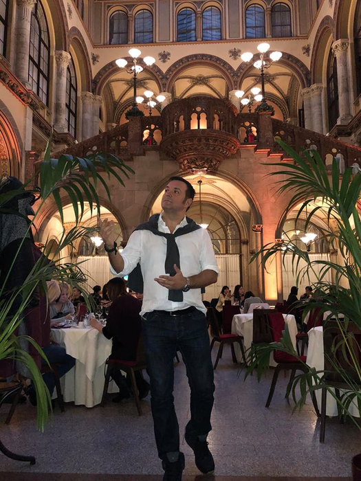 Daniel Buzdugan, martor la o cafenea din Viena! Jurnalistul a povestit totul pe Internet: “A intrat un tip zdrențăros…“