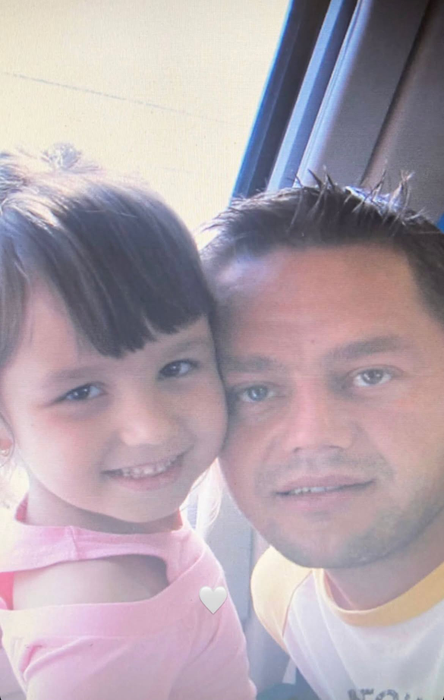 Carla, alături de tatăl ei, Martin Tudor în urmă cu aproximativ 20 de ani