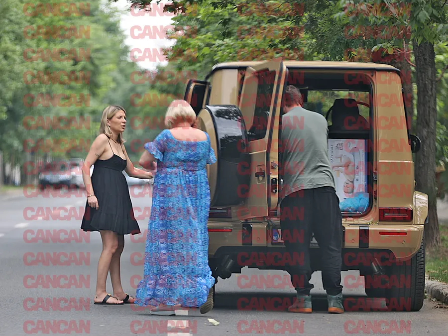 Ana a urcat pe bancheta din spate, apoi soacra ei i-a înmânat bebelușul Foto CANCAN.RO