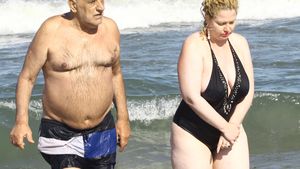 După ce le-a arătat tuturor cum s-a îmbrăcat pe plajă, OANA LIS s-a bucurat de mare în compania altui bărbat decât soţul ei! 