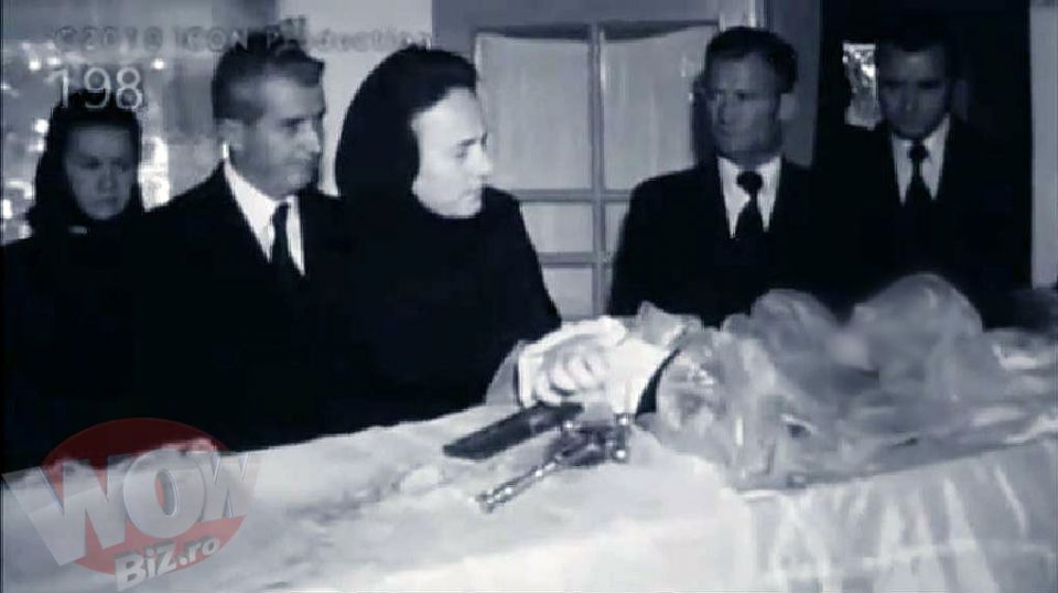 Imagini interzise. Nicolae Ceaușescu, în timp ce își sărută mama moartă în sicriu. De ce n-a vrut s-o înmormânteze pe 7.7.1977
