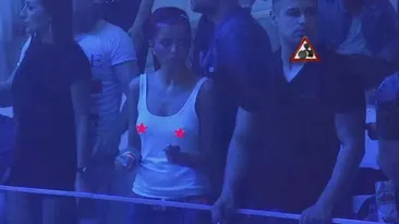 Sylvia a tot cautat dar n-a gasit... sutien care sa o incapa! Sfarcurile blondei au iesit la inaintare de sub maioul alb!