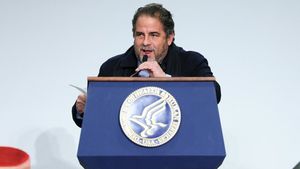Brett Ratner, regizorul documentarului despre Melania Trump, neagă că ar fi avut legături cu Jeffrey Epstein. Ce arată, însă, imaginile publicate recent