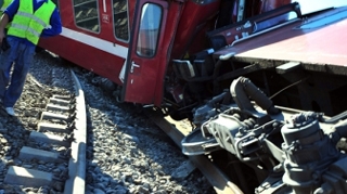 Patru persoane au murit dupa ce masina in care se aflau a fost lovita de un tren, la Iasi