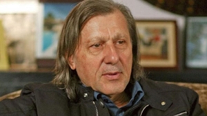 Nu credeai ca o sa-l vezi vreodata pe marele Ilie Nastase in videoclipul acestei cantarete! Vei avea o mare surpriza