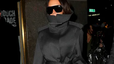 Vedeta care s-a camuflat bine de tot ca să evite gerul năpraznic! Recunoști cine a băgat „capul la cutie” mai ceva ca o țestoasă?