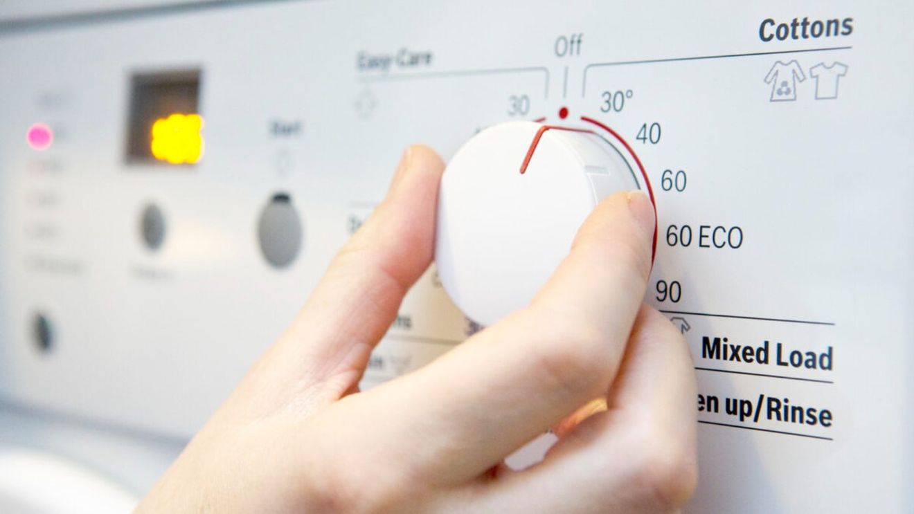 Ți se strică toate hainele negre? Află la ce temperatură trebuie să le speli, de fapt, pentru a rămâne ca noi