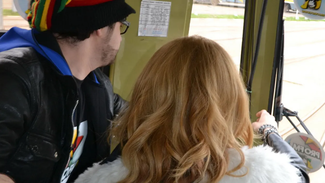DJ-ul ProFM Bogdan Nicolai a invatat sa conduca tramvaiul de o vedeta! Vezi cine i-a dat lectii!