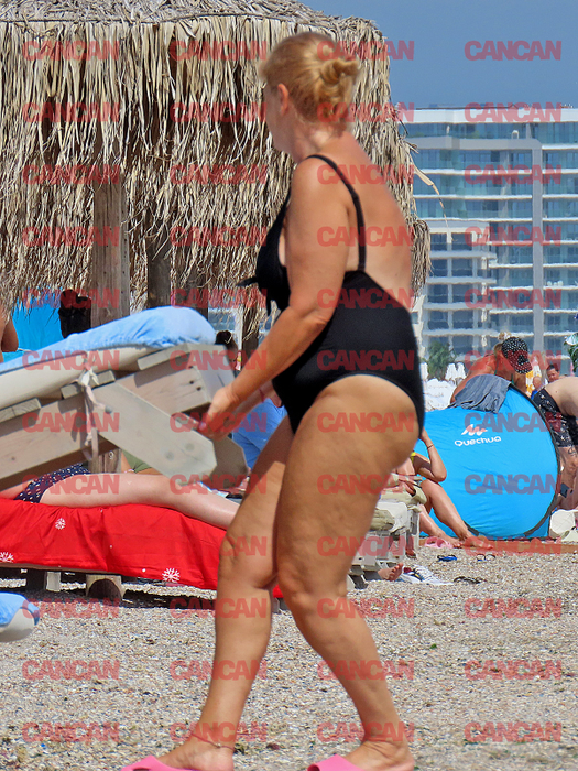 Alice Dumitrescu surprinsă la plajă. (sursă - CANCAN.RO)