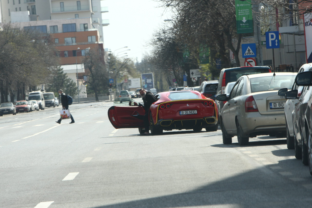 Dan Nicorescu a ajuns la centrul comercial și coboară din Ferrari