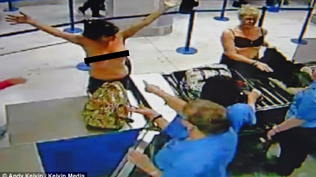 VIDEO SOCANT. Ce au facut aceste femei in aeroport. "Ne-au cerut sa ne scoatem toate hainele si..."