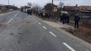 Accident violent în Gorj, după ce două autocare pline cu muncitori s-au ciocnit. Sunt mai multe victime