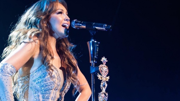 Thalia a dat-o-n bară, la un concert! S-a defectat sonorizarea și a trebuit să cânte live! Cum sună vocea ei VIDEO