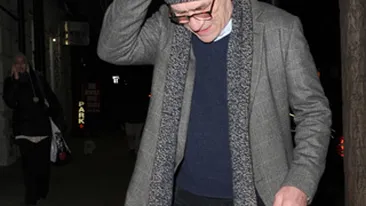 Batran si obosit! Actorul Tommy Lee Jones a incercat in zadar sa se ascunda de paparazzi, sub o caciula!