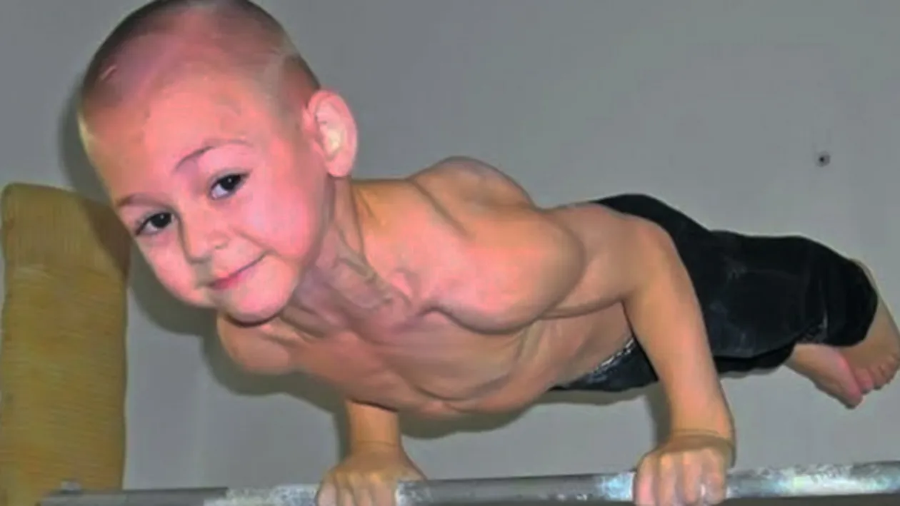 SCANDALOS! Tatal micului Hercule si-a pus copiii sa danseze obscen! Le da ordine si se amuza in timp ce micutii le executa