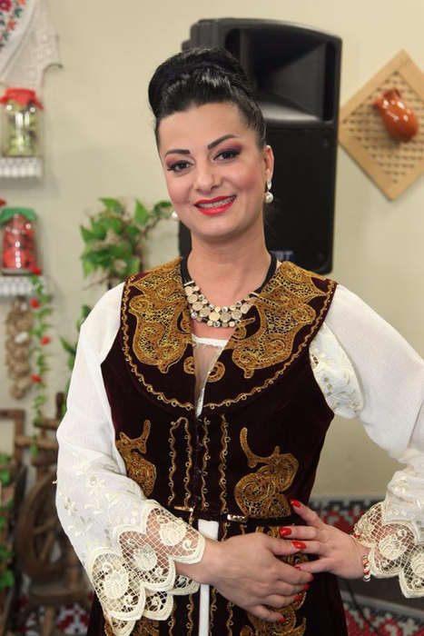 Făniţa Modoran, în costum popular