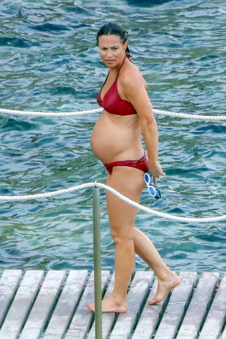 Pippa Middleton, însărcinată în 8 luni, la plajă! Cum arată în costum de baie