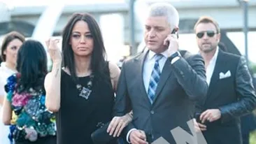 Patru televiziuni intr-o singura masina! Fara a tine cont de concurenta, s-au inghesuit pana la destinatie