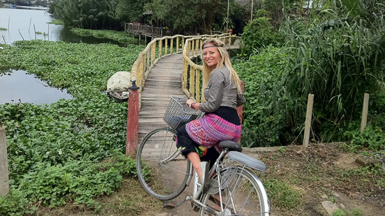 DELIA, apariţie fierbinte în costum de baie minuscul! Fanii au început imediat să comenteze despre... silicoanele ei!