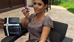 ANDREEA MANTEA face furori la piscină! Bruneta se lasă răsfăţată de razele soarelui