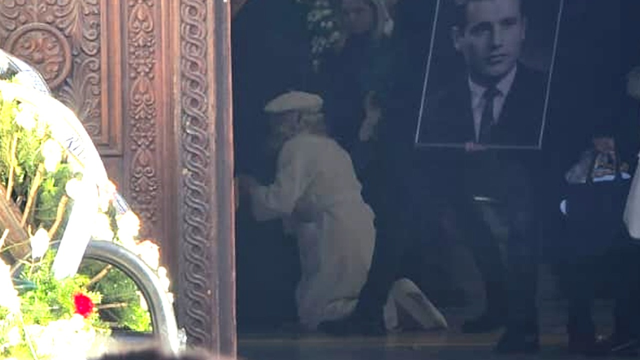 Loredana Groza, îngenuncheată de durere la înmormântarea tatălui. Momentul în care artista a cedat lângă sicriu