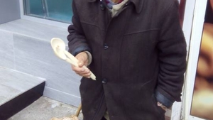 Povestea absolut emoţionantă a unui bătrânel din Suceava! Ce face acesta pentru a câştiga câţiva bănuţi
