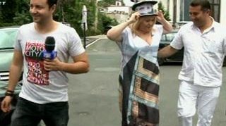 Viorica de la Clejani s-a imbracat in "blocul groazei"! Cu "etajele pe cap" s-a inghesuit in masina si s-a dus la primarie: "Sunt noul Dristor, asta e noua arhitectura a Bucurestiului"!