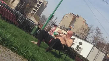 Ce se intampla cand confunzi crema de plaja cu solutia de spalat geamuri. Cum a fost filmat un batran in plin centrul Capitalei!