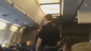 HAOS! Spaima si teroare intr-un avion! Incredibil ce au putut sa faca femeile din aeronava in timpul aterizarii de urgenta