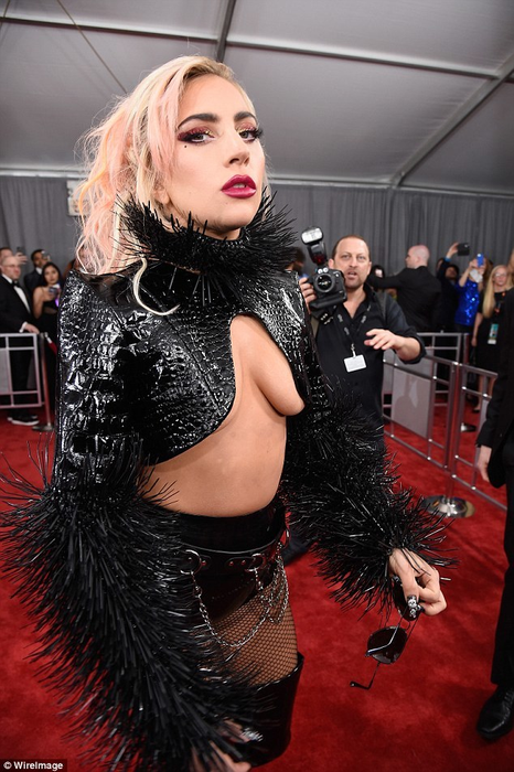 Lady Gaga pe covorul roşu al Premiilor Grammy