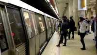 “Ce proști suntem toți care...” Un român a apărut la metrou cu o pancartă, pe care a scris un mesaj incredibil. Ce l-a revoltat pe locuitorul Capitalei