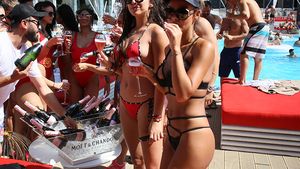 VIDEO EXCLUSIV. Ups! I-a căzut sutienul în piscină… Reacţie genială a ...