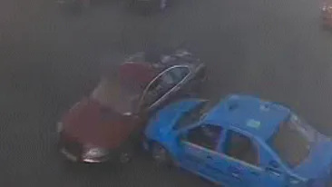 Ce au surprins camerele de supraveghere montate pe o cladire din Capitala! O femeie a fost la un pas de moarte