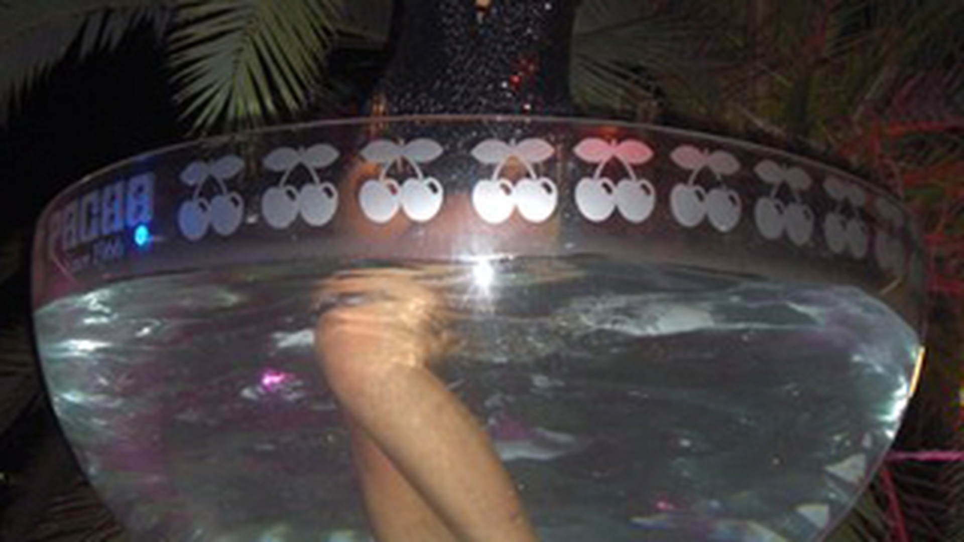 Dansatoarea clubului Pacha din Ibiza va dansa intr-un pahar la inaugurarea "Wow cabaret club"