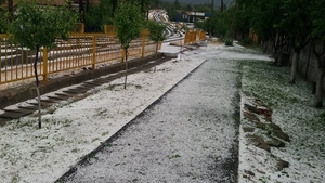 Ploaie cu grindină de mari dimensiuni în Dolj! Totul a fost acoperit în alb