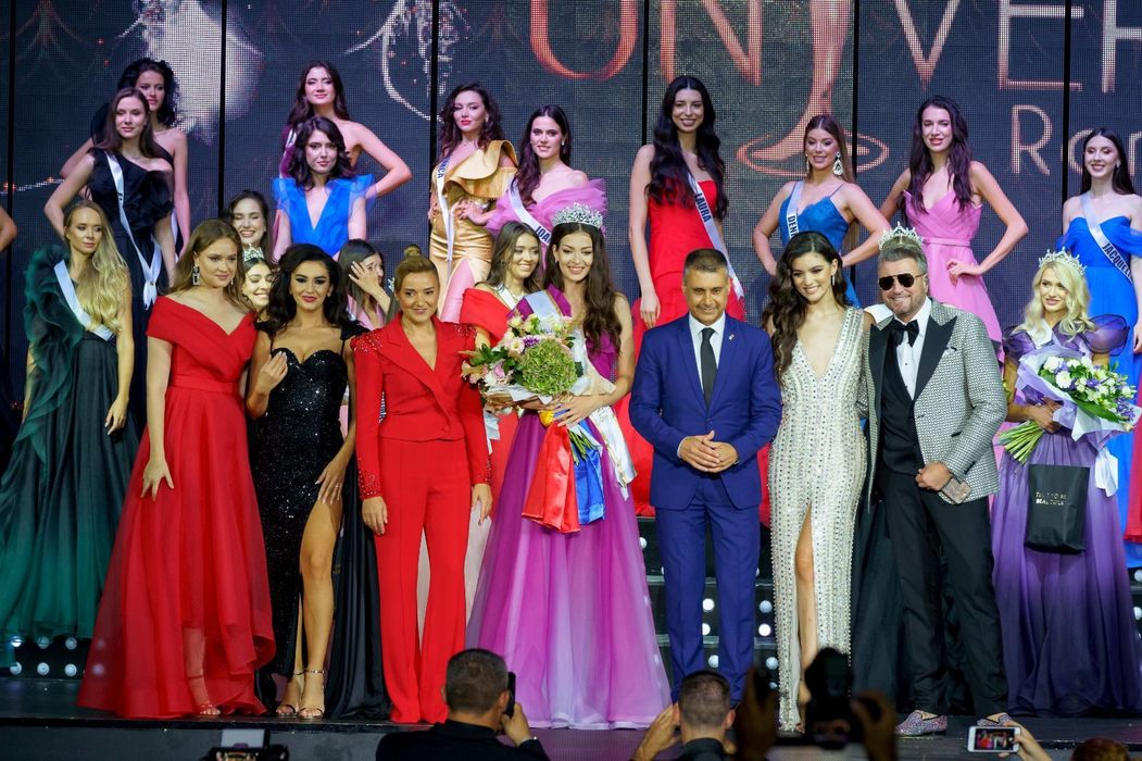 Cătălin Botezatu alături de concurentele Miss Universe România