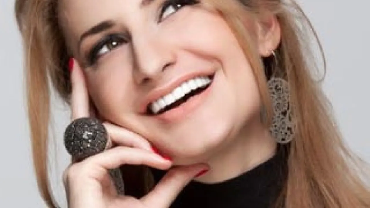 Julia Jianu, din nou mireasă. Uite cum arată cântăreaţa intr-o rochie roz, la şase ani de la căsătorie. Îi stă bine?