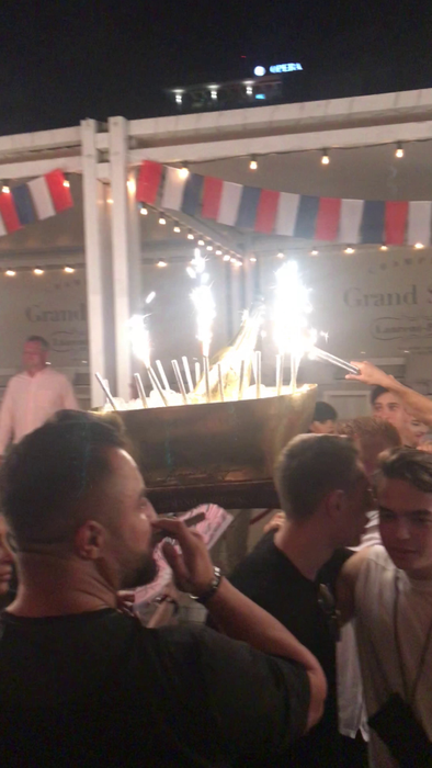 Unul dintre proprietarii LOFT a ”spart” 
de ziua lui o șampanie-dinozaur de 12 litri!