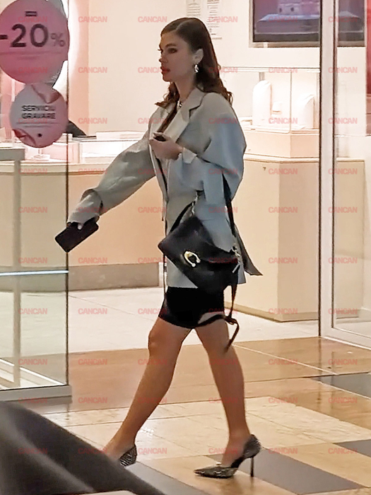 Emma de la Zu în timpul unei ședințe intense și nehotărâte de shopping