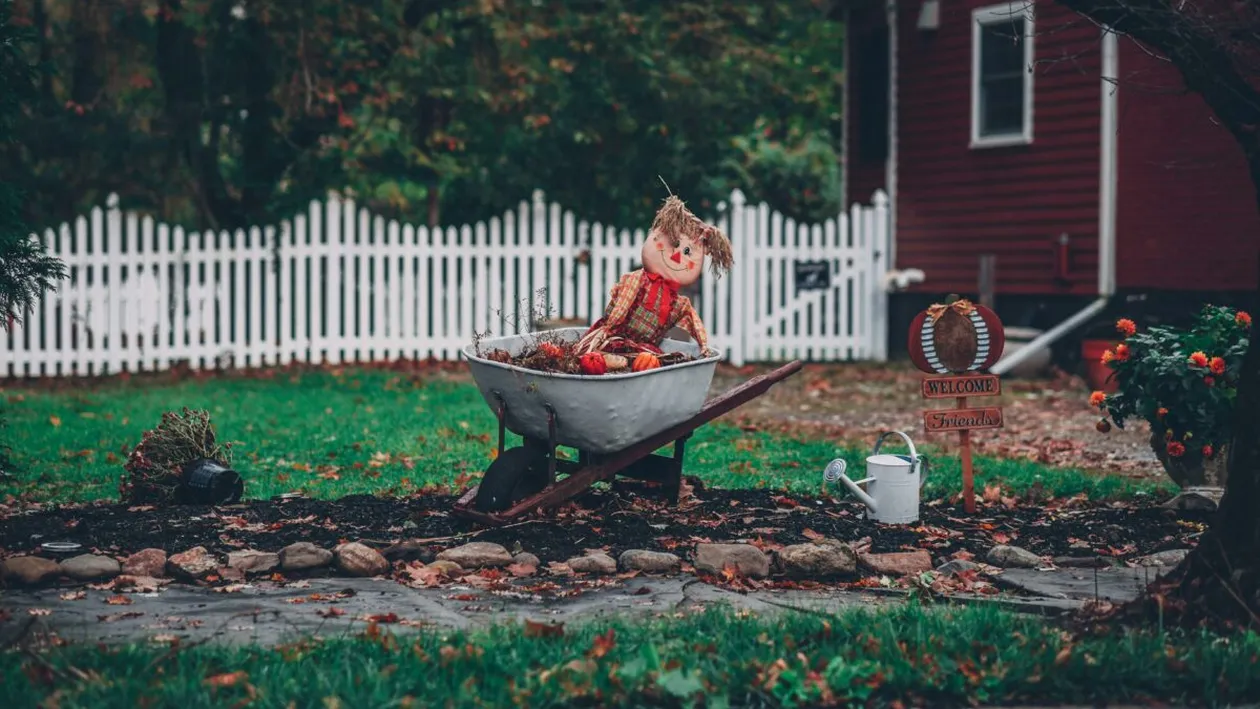 Românii care locuiesc la casă și pun asta pe gard riscă sancțiuni considerabile! Greșeala banală care poate aduce o amendă usturătoare