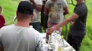Au încins grătarele în pădure, în plină pandemie de coronavirus: ”Să vină mascații! Altfel... nu plecăm”