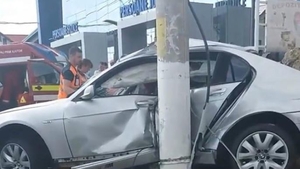 Un afacerist din Suceava a murit în condiţii groaznice, după ce s-a izbit cu BMW-ul de un stâlp