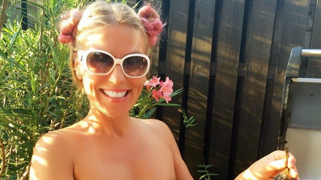 Mai sexy de atat nu se poate! Corina a facut gratar in curte imbracata doar in... sutien! Vezi imaginile "fierbinti"
