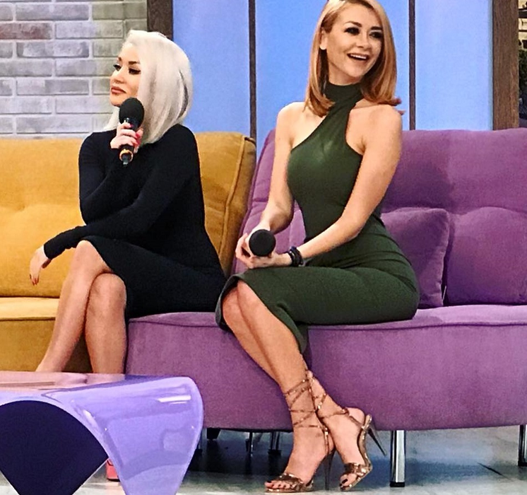 Denisa de la „Bambi”, privelişte de milioane! A renunţat la sutien şi a arătat tot ce are mai frumos prin bluza prea subţire