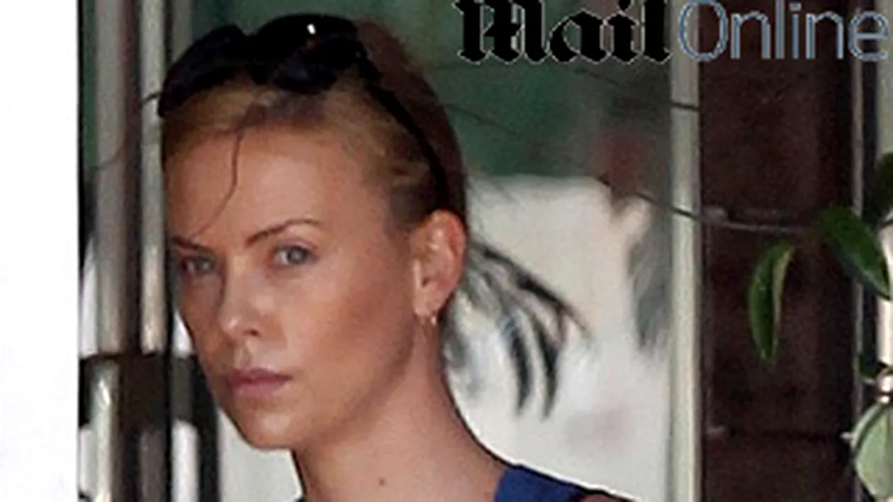 Tatal lui Charlize Theron a fost impuscat de mama acesteia! Actrita a fost de fata!