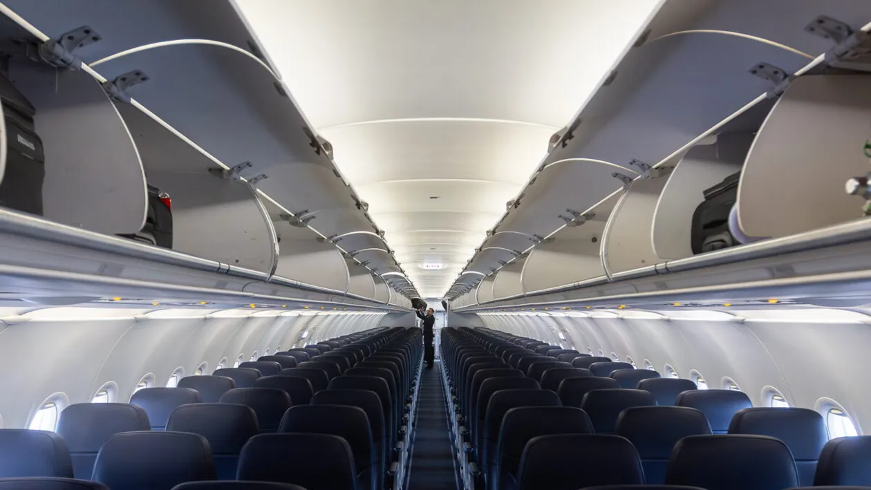 Panică pe aeroportul din Băneasa! Pasagerii Wizz Air au fost evacuați, după ce o flacără a apărut sub avion